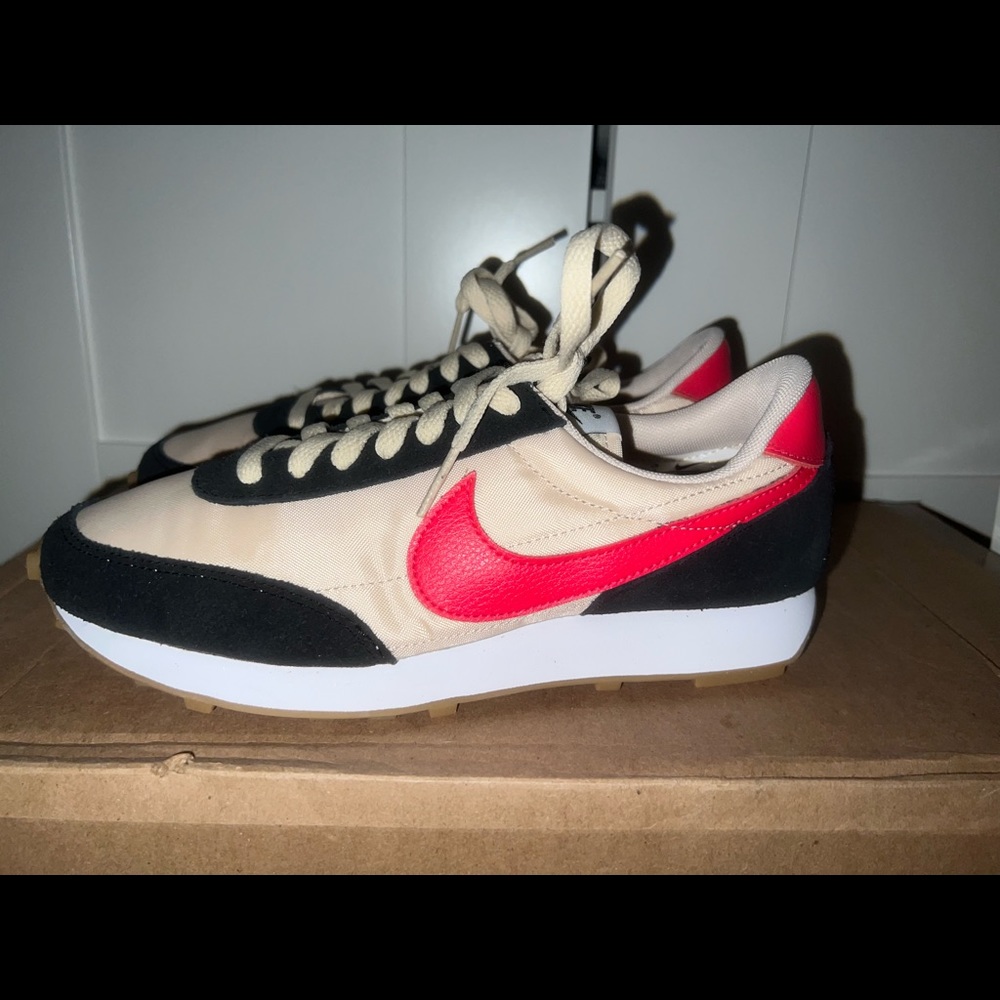 BRAND NEW WOMENS NIKE DAYBREAK, SIZE 7